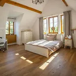7 Bedroom Secluded Close To Prague 빌라 *