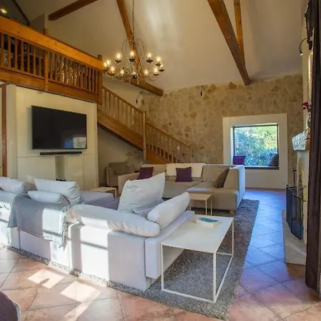 فيلة 7 Bedroom Secluded Close To Prague