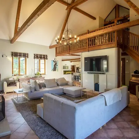 7 Bedroom Secluded Close To Prague 빌라