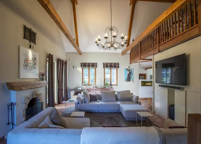 فيلة 7 Bedroom Secluded Close To Prague *