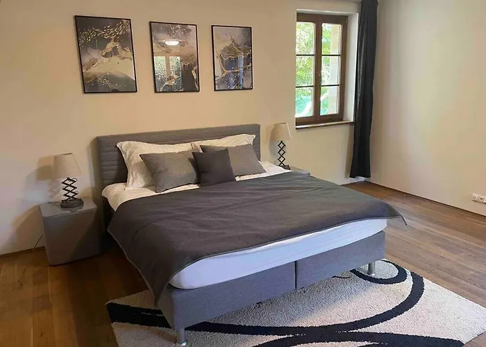 فيلة 7 Bedroom Secluded Close To Prague Říčany