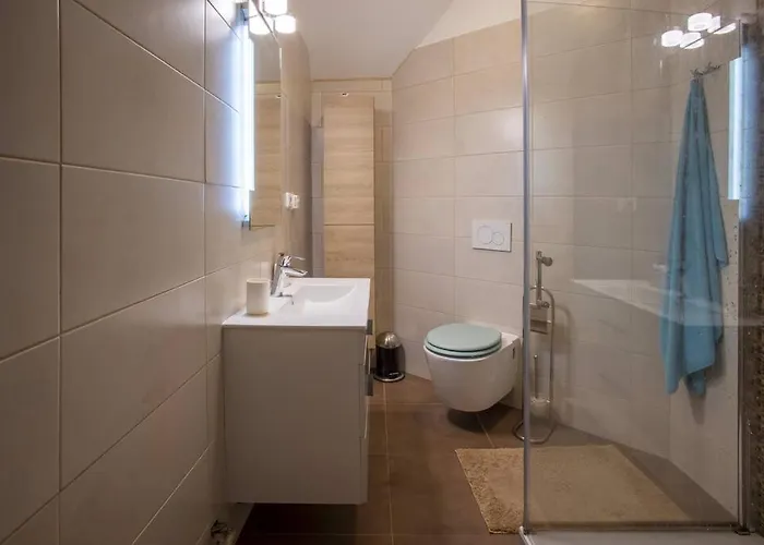 7 Bedroom Secluded Close To Prague