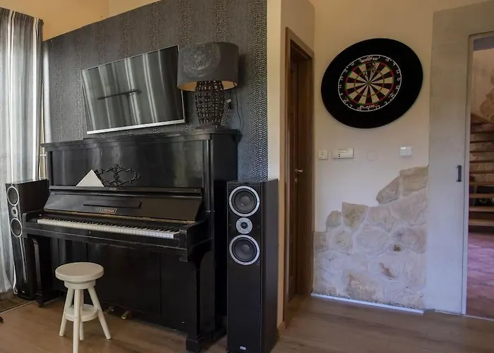 7 Bedroom Secluded Close To Prague Villa *